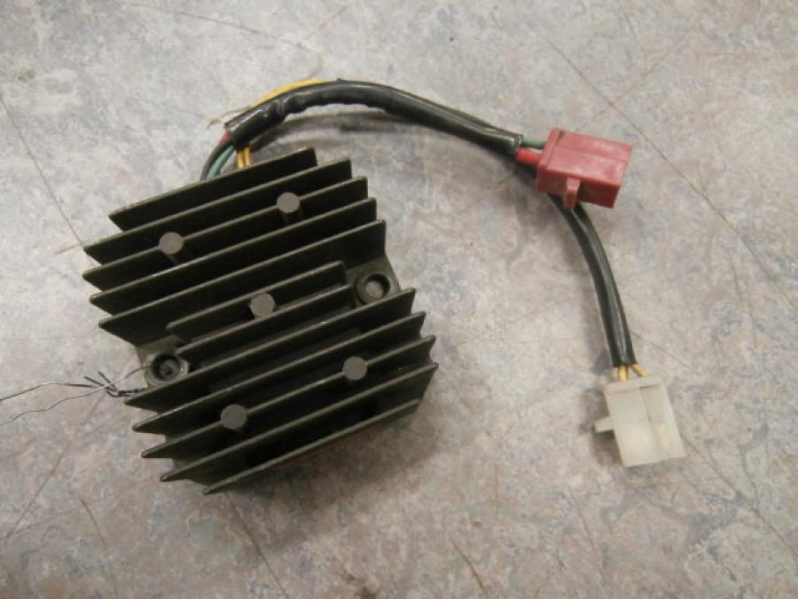 Framsidan på Likriktare från en Honda CX 500 -1982 motorcykel.