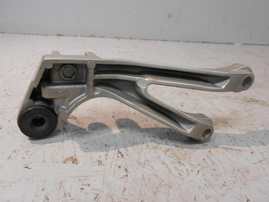 Baksidan på Fotpinnefäste från en Kawasaki ZX-9R -2002 motorcykel.