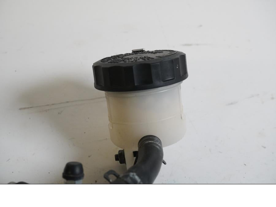 Höger sida på Bromshuvudcylinder från en Kawasaki Z 1000 -2011 motorcykel.