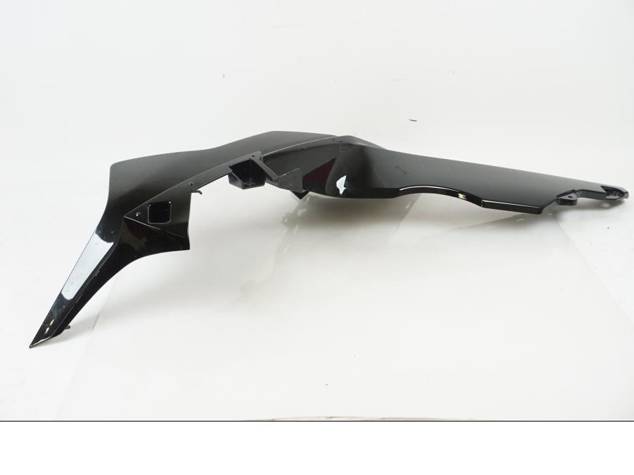 Baksidan på Sidkåpa från en Yamaha YZF R3 -2022 motorcykel.