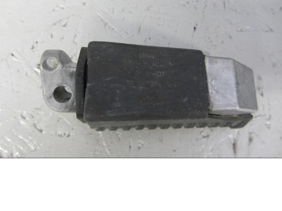 Baksidan på <p>Fotpinne vänster bak från BMW R 1200 GS 2013.</p>

<p>R1200 GS Adventure 03/2005-07/2013 samt ett flertal andra modeller.</p> motorcykel.