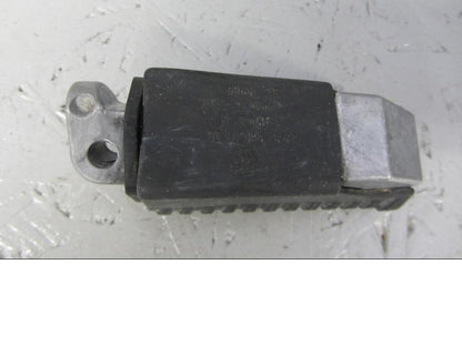 Baksidan på <p>Fotpinne vänster bak från BMW R 1200 GS 2013.</p>

<p>R1200 GS Adventure 03/2005-07/2013 samt ett flertal andra modeller.</p> motorcykel.