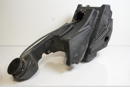 Framsidan på Bensintank från en Husqvarna TR 650 Strada -2012 motorcykel.