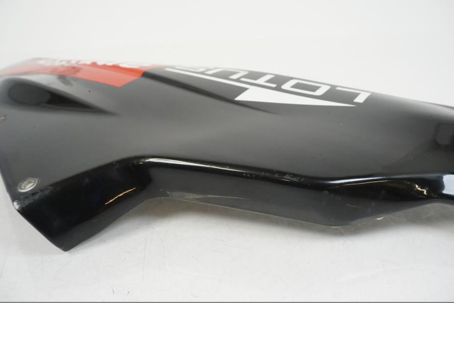 Snett nerifrån på Magkåpa från en Aprilia RS 125 -2008 motorcykel.