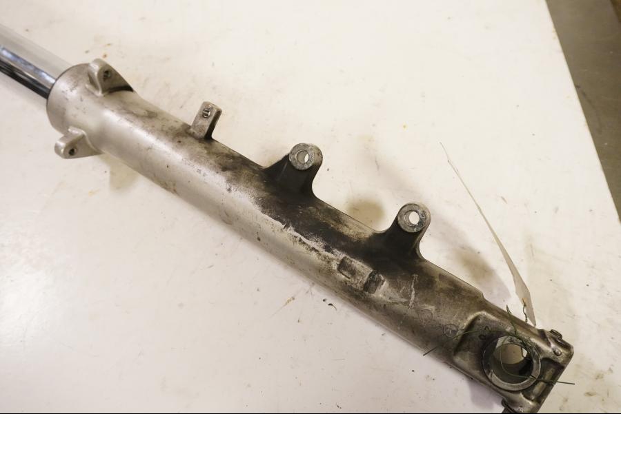 Vänster sida på Gaffelben från en Suzuki GSF 600 -1995 motorcykel.