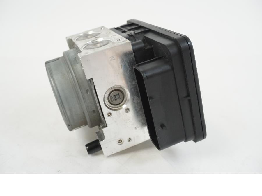 Höger sida på ABS Modulator från en BMW S 1000 R -2019 motorcykel.