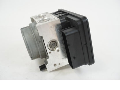 Höger sida på ABS Modulator från en BMW S 1000 R -2019 motorcykel.