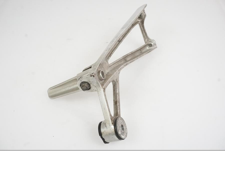 Baksidan på Fotpinnefäste från en Yamaha YZF R6 -2006 motorcykel.