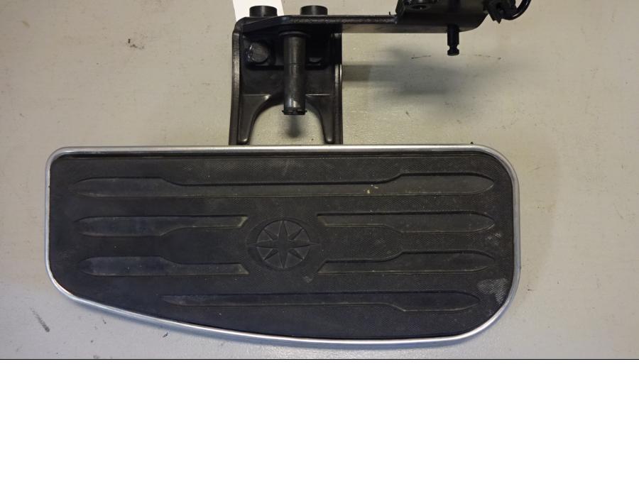 Höger sida på Fotplatta från en Yamaha XV 1600 -2002 motorcykel.