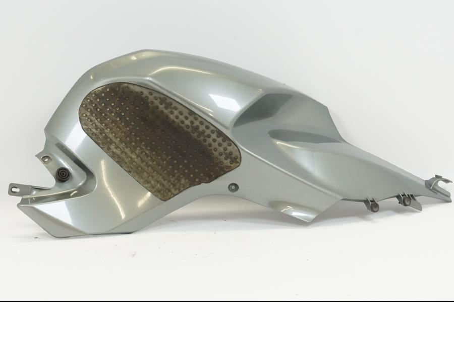 Framsidan på Bensintankskåpa från en BMW K 1200 S -2006 motorcykel.