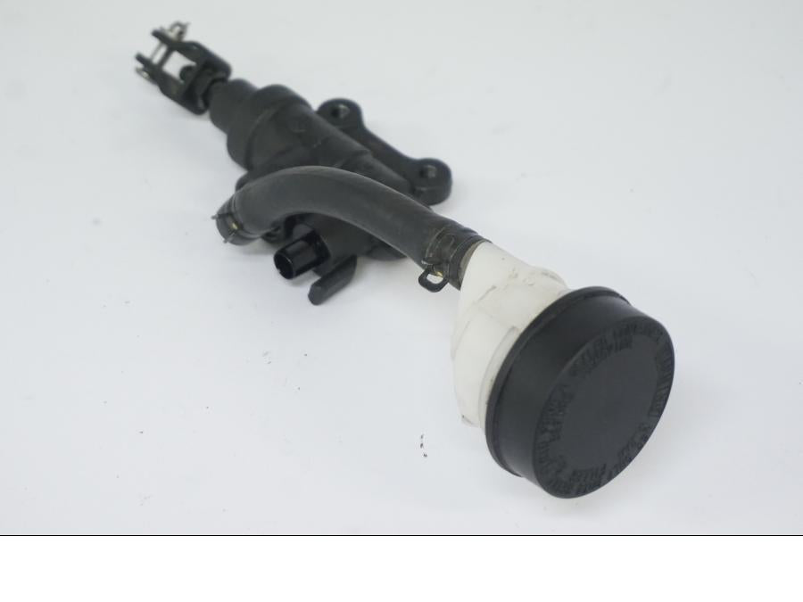 Snett uppifrån på Bromshuvudcylinder från en BMW R 1250 GS -2022 motorcykel.