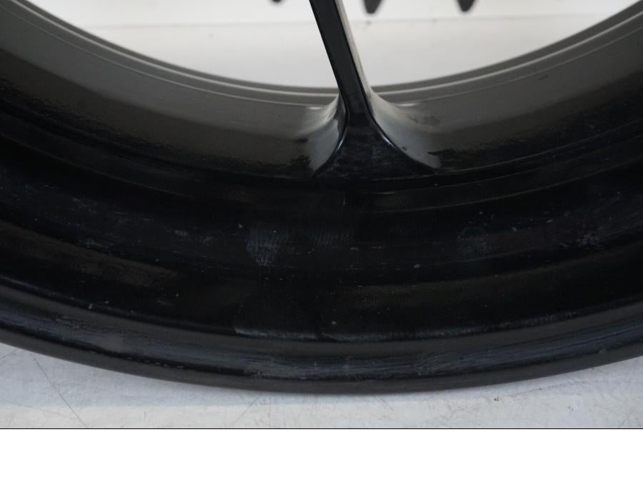 Snett uppifrån på Hjulpaket från en Aprilia Tuono V4R -2011 motorcykel.