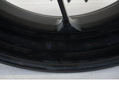 Snett uppifrån på Hjulpaket från en Aprilia Tuono V4R -2011 motorcykel.