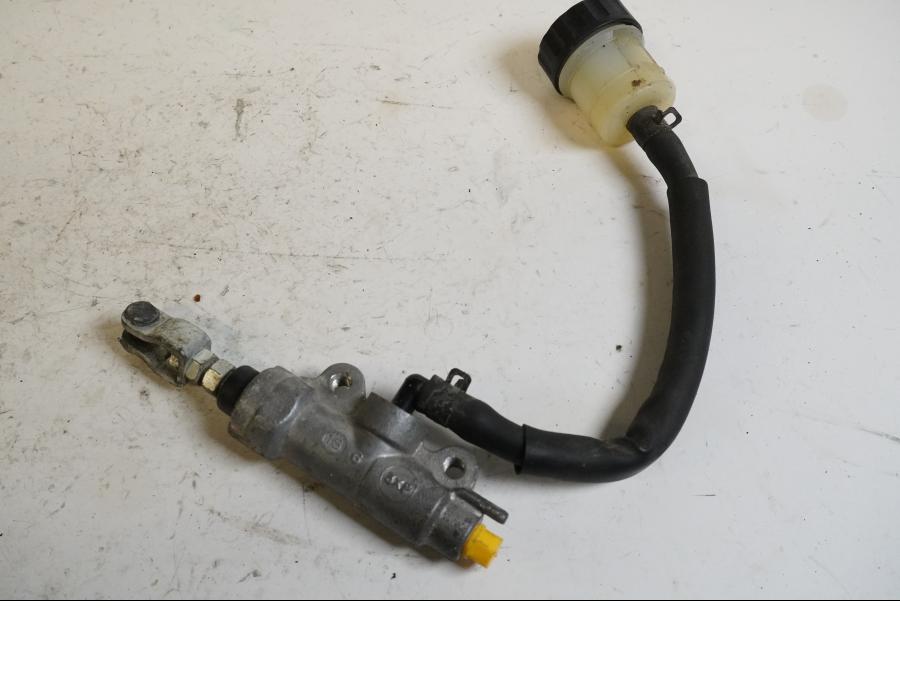 Framsidan på Bromshuvudcylinder från en Yamaha XT 660 R -2012 motorcykel.