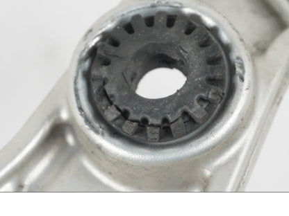 Snett nerifrån på Fotpinnefäste från en MV Agusta Dragster -2014 motorcykel.