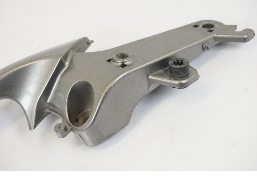 Snett nerifrån på Passagerarhandtag från en Honda NT 700 -2008 motorcykel.