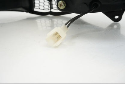 Snett nerifrån på Strålkastare från en Yamaha YZF R6 -2006 motorcykel.