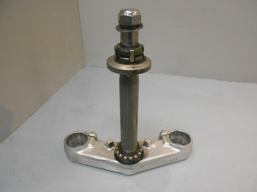 Framsidan på Gaffelkrona från en Yamaha FZS 1000 -2002 motorcykel.