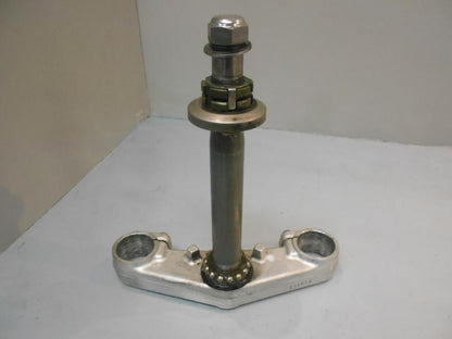 Framsidan på Gaffelkrona från en Yamaha FZS 1000 -2002 motorcykel.