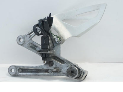 Baksidan på Fotpinnefäste från en Triumph Daytona 675 -2010 motorcykel.