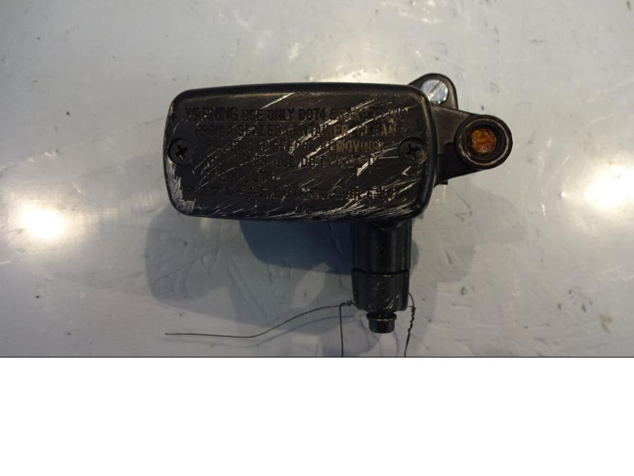 Framsidan på Bromshuvudcylinder från en Honda NC 750 S -2017 motorcykel.