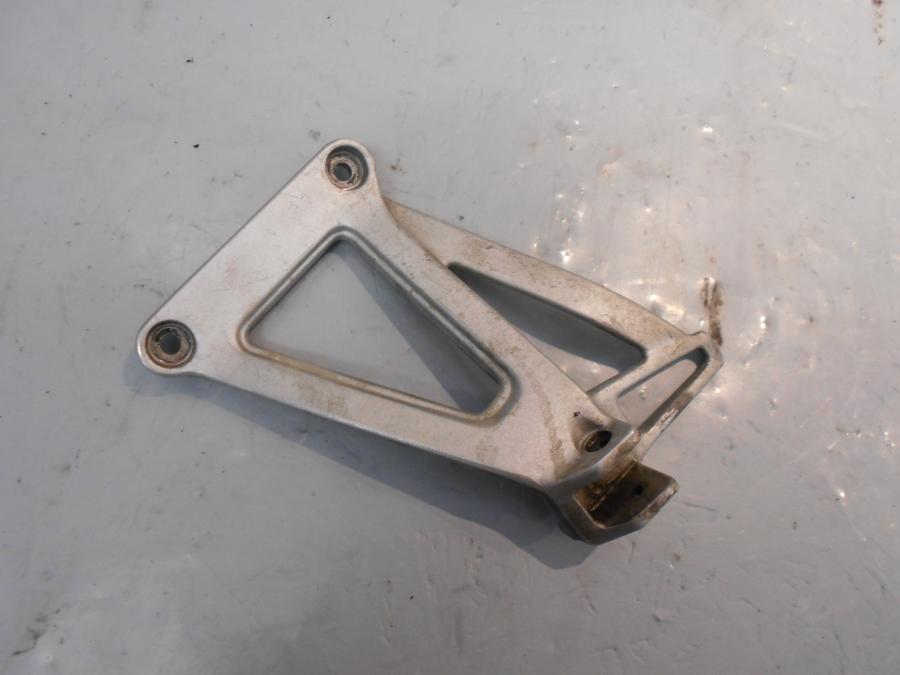 Framsidan på Fotpinnefäste från en Yamaha XTZ 750 -1994 motorcykel.