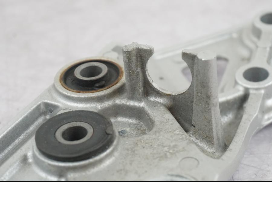 Snett nerifrån på Fotpinnefäste från en Suzuki GSF 1250 -2010 motorcykel.