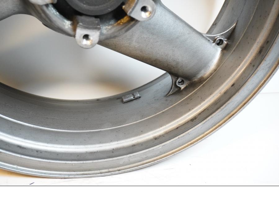 Höger sida på Fälg från en Kawasaki ZX-9R -1994 motorcykel.