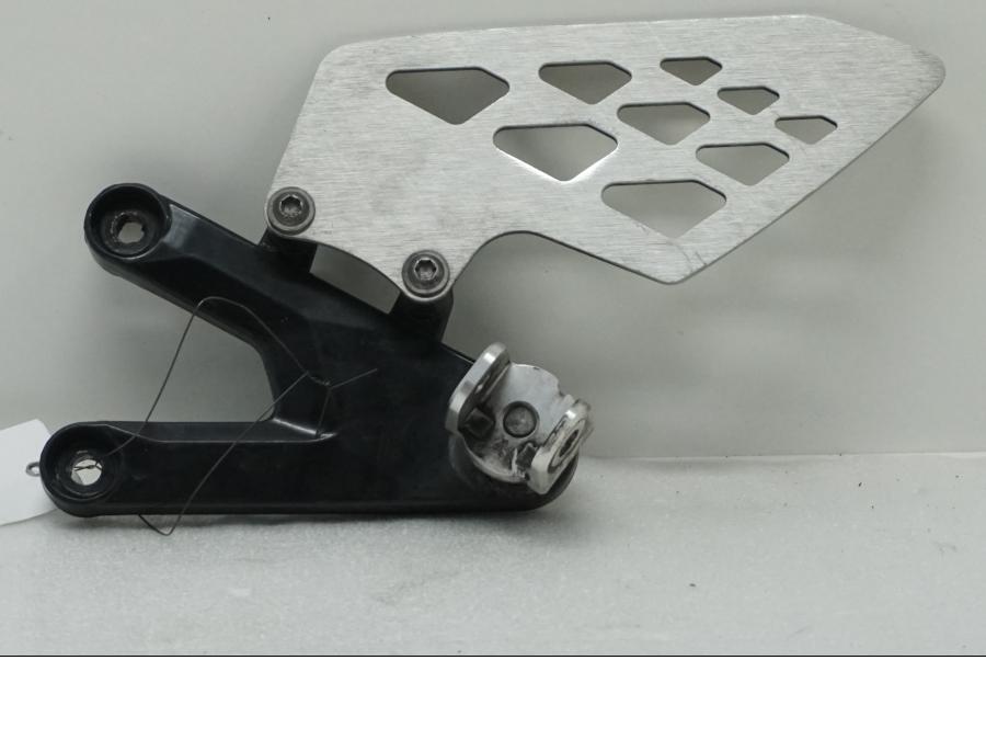 Framsidan på Fotpinnefäste från en BMW S 1000 RR -2010 motorcykel.