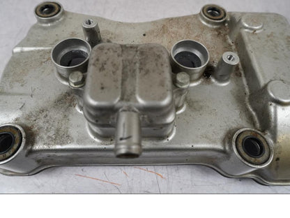 Baksidan på Ventilkåpa från en Honda VFR 800 -2005 motorcykel.