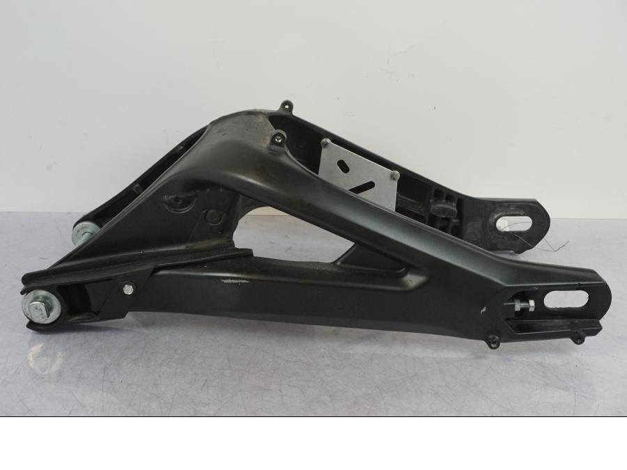 Snett nerifrån på Sving från en Yamaha MT-09 SP -2018 motorcykel.