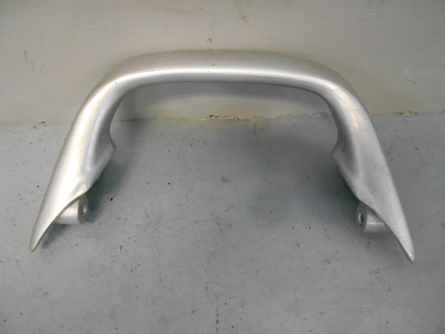 Framsidan på Passagerarhandtag från en Suzuki GSX 1400 -2003 motorcykel.