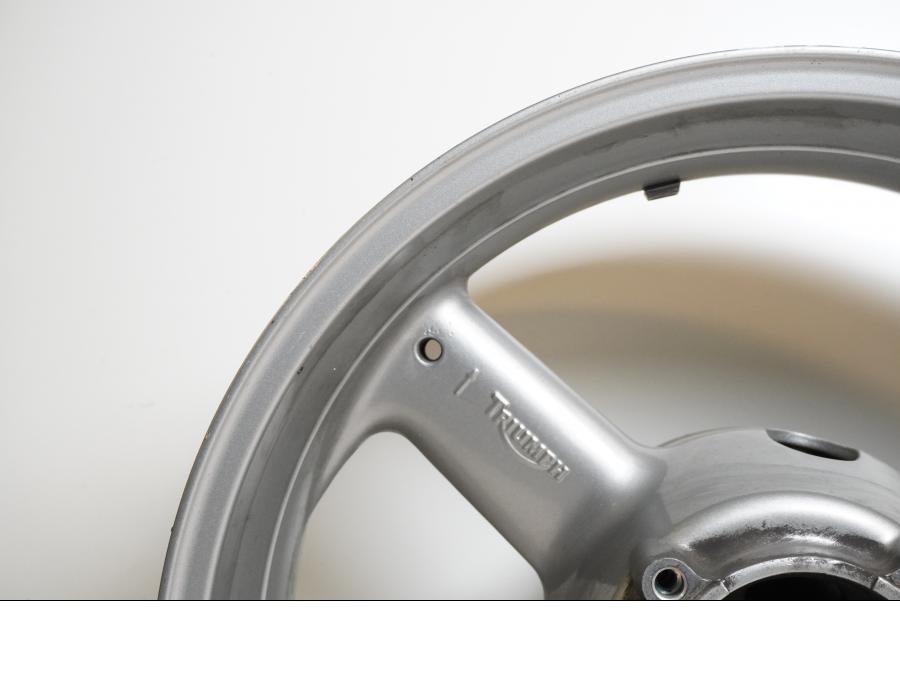 Extrabild6 på Fälg från en Triumph Sprint RS -2000 motorcykel.