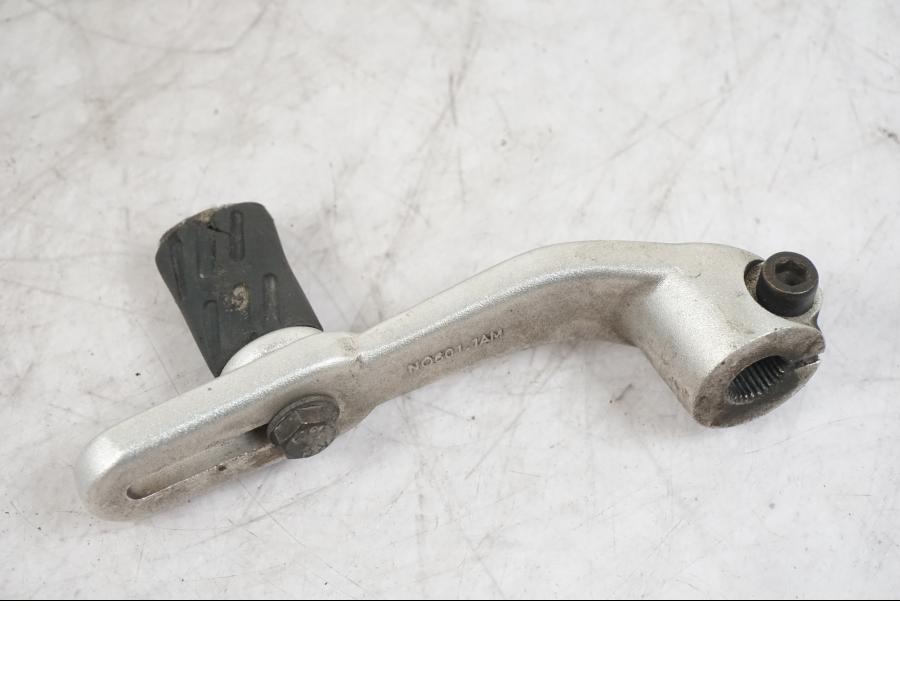 Snett nerifrån på Växelpedal från en Buell 1125 R -2008 motorcykel.