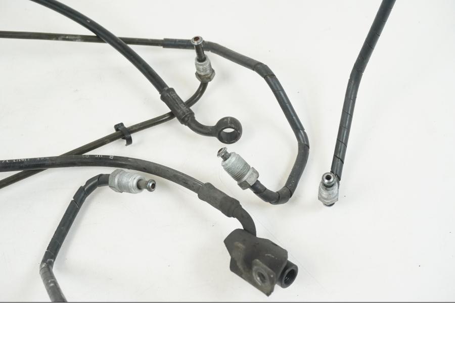 Snett uppifrån på Bromsledning från en BMW F 650 CS -2002 motorcykel.