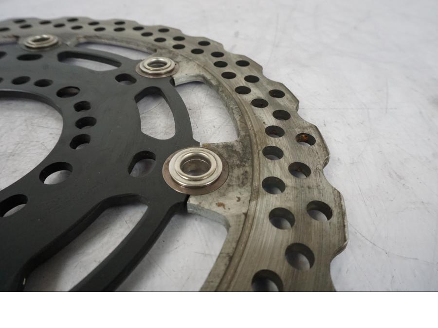 Höger sida på Bromsskiva från en Kawasaki Z 800 -2014 motorcykel.