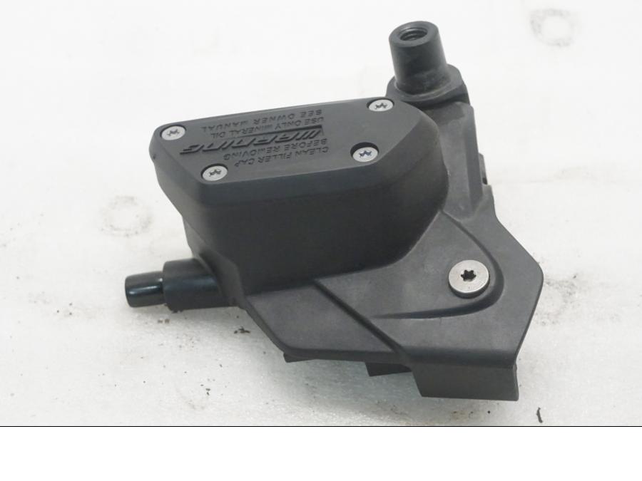 Framsidan på Kopplingshuvudcylinder från en BMW R 1200 GSA -2017 motorcykel.