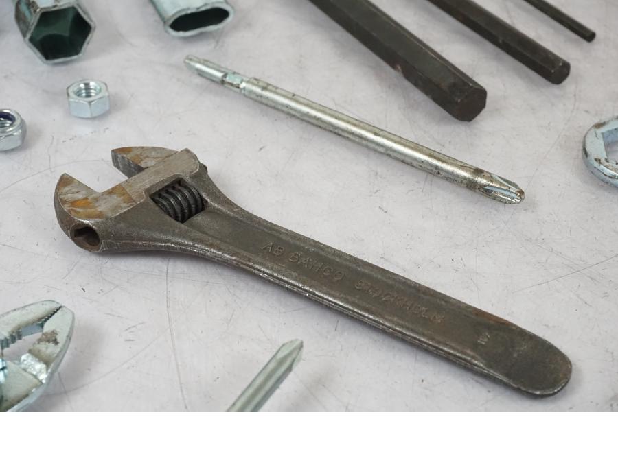 Snett uppifrån på Verktyg från en Suzuki VL 800 -2002 motorcykel.