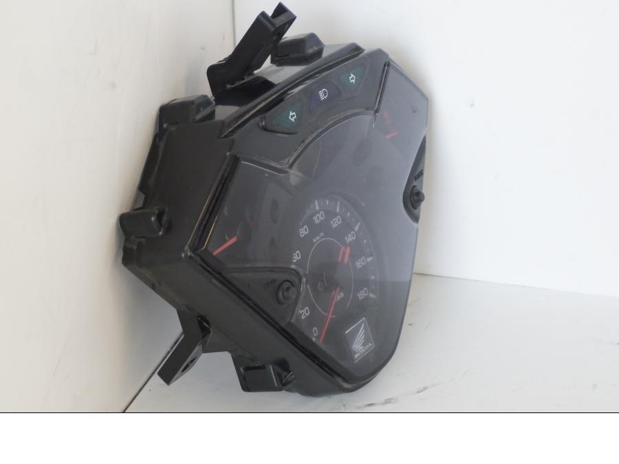 Höger sida på Instrumentpanel från en Honda SH 300 A -2011 scooter.