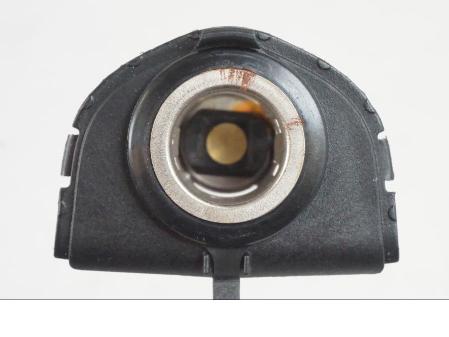 Höger sida på El uttag 12 V från en KTM 390 Adventure -2021 motorcykel.