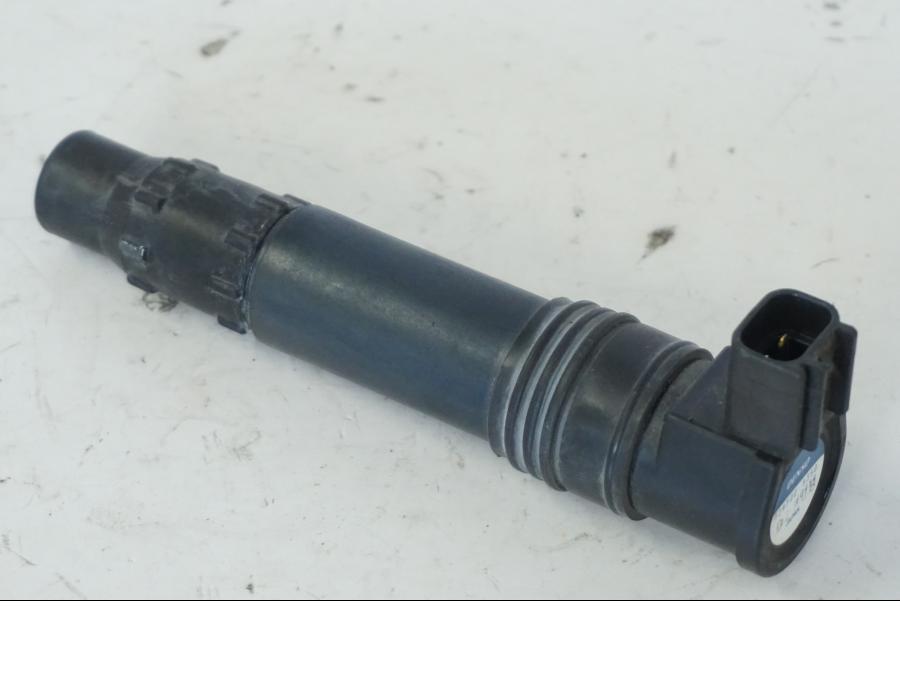 Vänster sida på Tändspole från en Kawasaki ER-6N -2012 motorcykel.