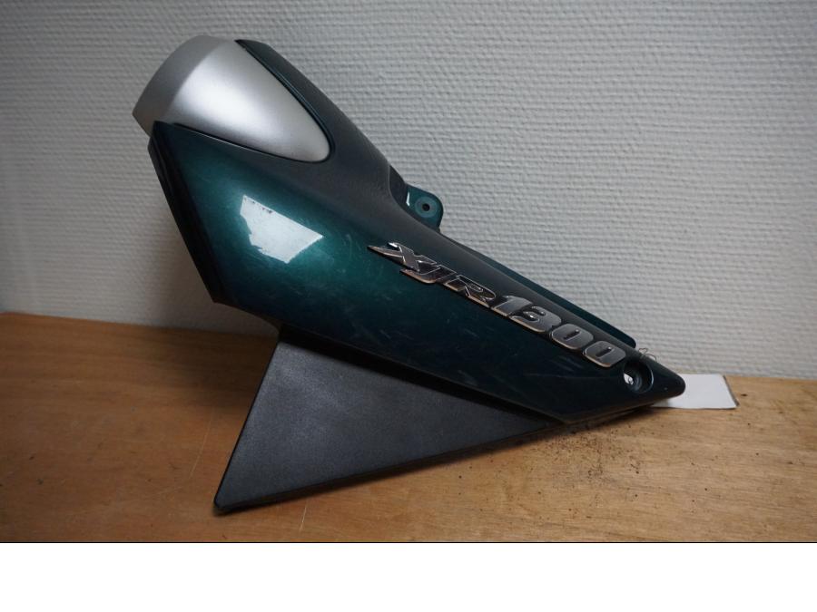 Framsidan på Sidopanel från en Yamaha XJR 1300 -1999 motorcykel.