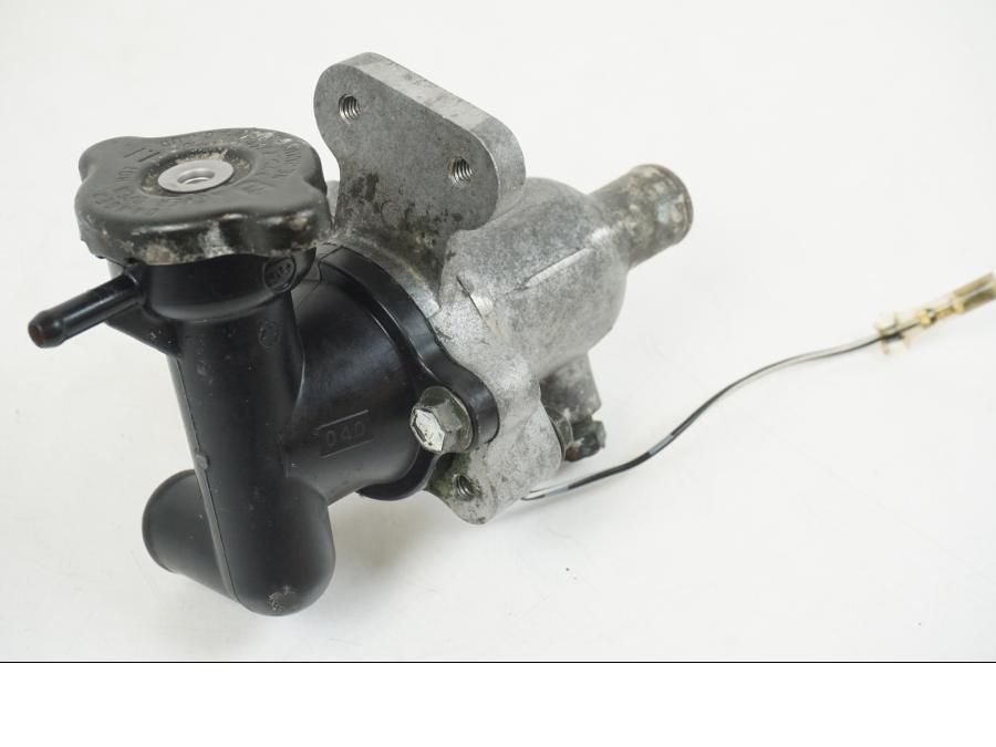 Framsidan på Vattentermostathus från en Aprilia RS 250 -1998 motorcykel.