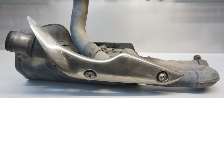 Baksidan på Mellanburk från en Suzuki SFV 650 A Gladius -2012 motorcykel.