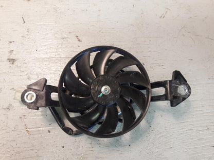 Baksidan på Vattenkylfläkt från en Yamaha MT 125 -2017 motorcykel.