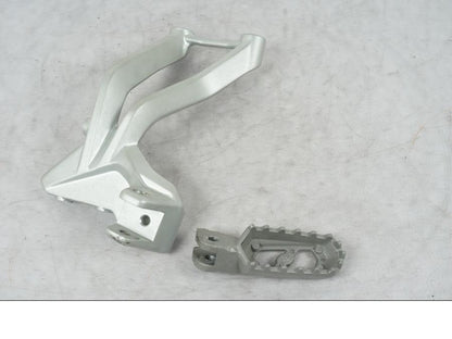 Framsidan på Fotpinnefäste från en Ducati Multistrada 1158 V4 -2023 motorcykel.