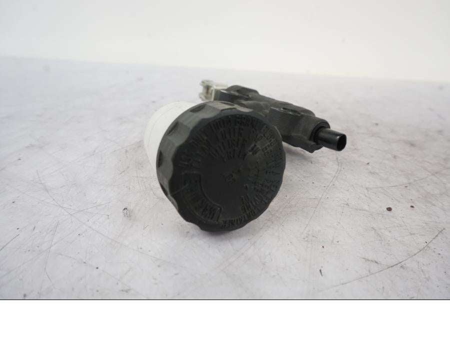 Vänster sida på Bromshuvudcylinder från en Kawasaki Z 800 -2014 motorcykel.