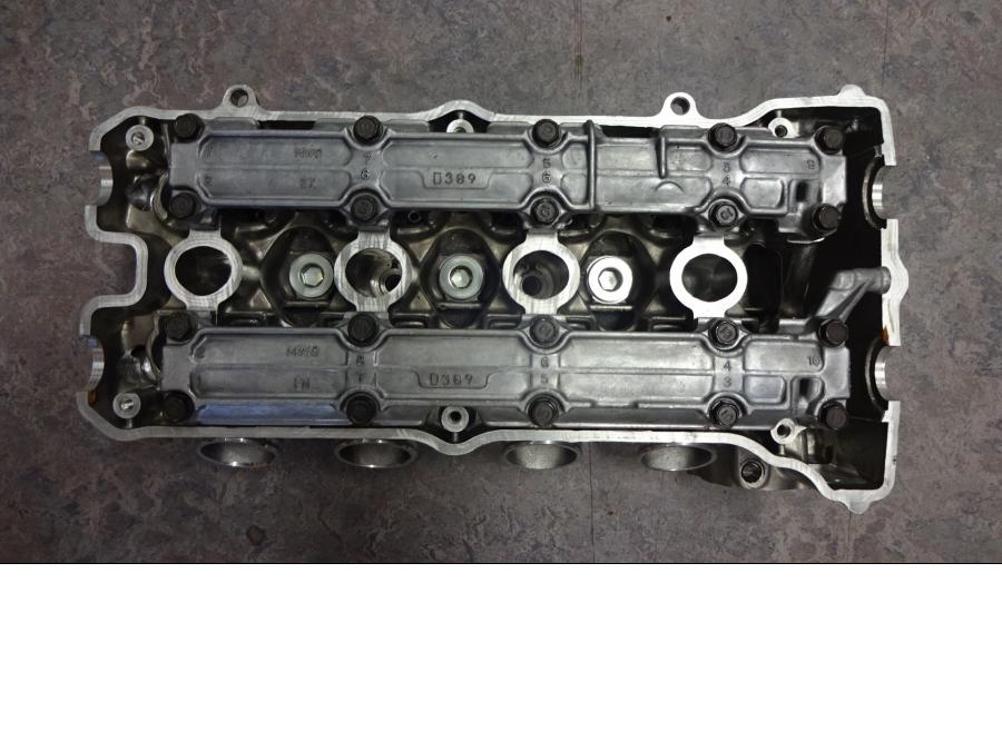 Framsidan på Topplock från en Honda CBR 900 RR -1997 motorcykel.