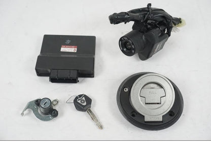 Framsidan på <p>Låssats från Yamaha MT-07 2014.</p>

<p>1st nyckel (svart), tändningslås, antenn, sadellås, CDI och tanklock.</p> motorcykel.