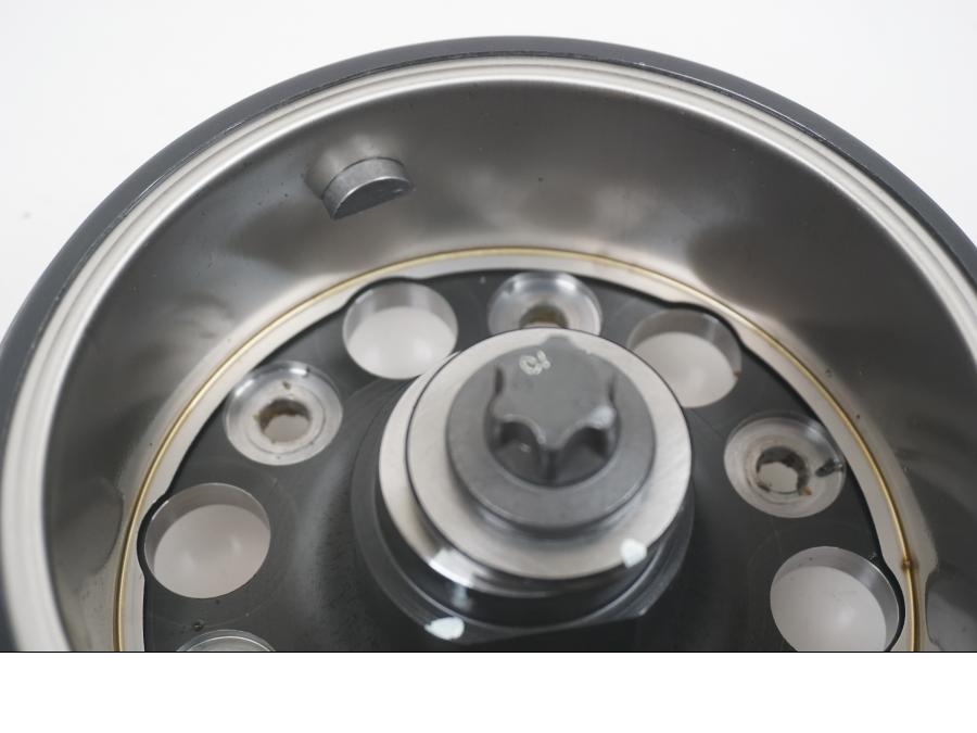 Snett nerifrån på Motordelar från en BMW F 850 GS -2019 motorcykel.